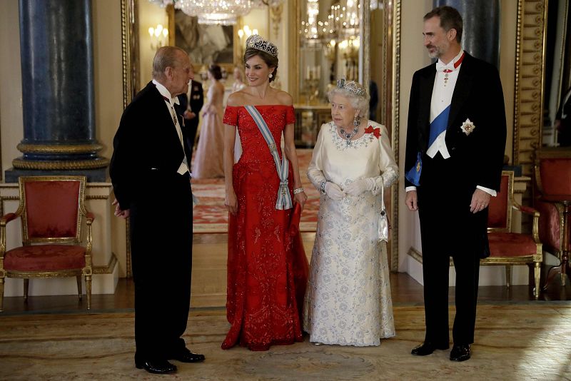 Los reyes británicos y españoles, antes de la cena de gala en Buckingham Palace