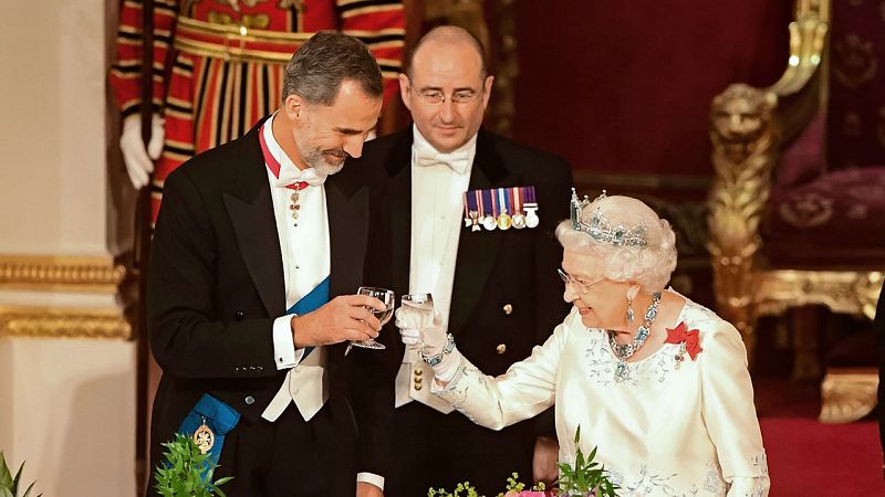 Felipe VI brinda con Isabel II en el banquete de Buckingham Palace, en Londres