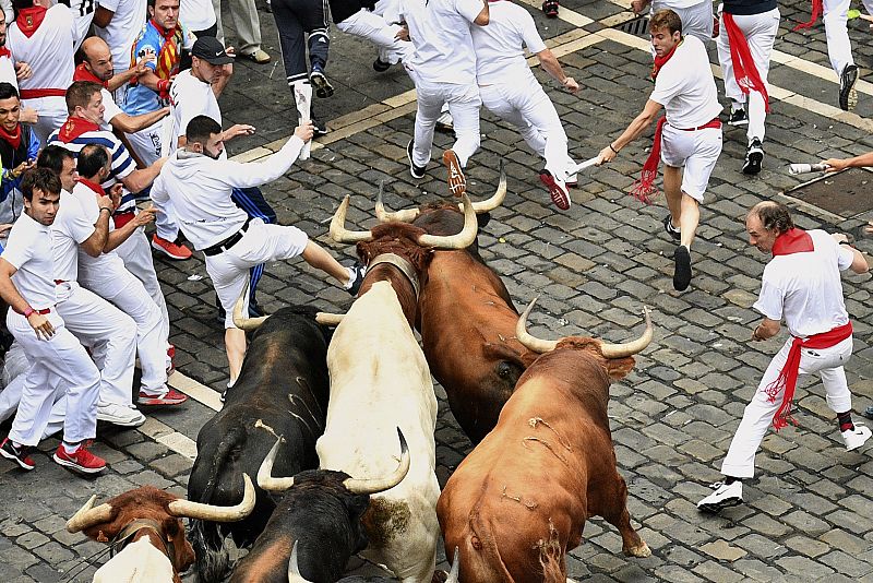 Los toros de la ganadería gaditana de Núñez del Cuvillo enfilan el tramo de Santo Domingo y Ayuntamiento en el séptimo encierro de los Sanfermines 2017