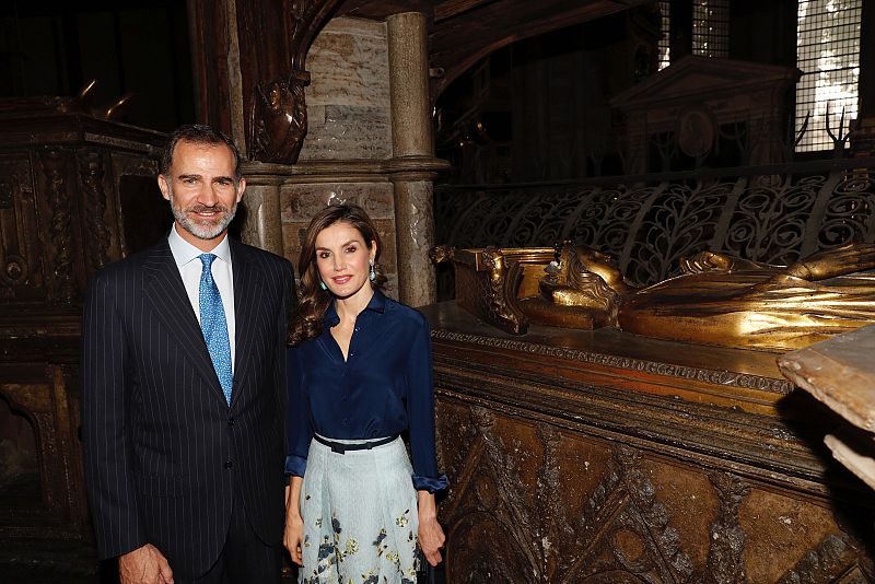 Los reyes en el interior de la Abadía de Westminster
