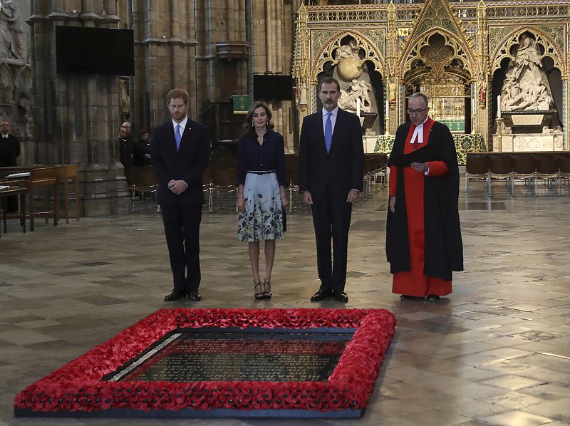 El rey Felipe y la reina Letizia junto al príncipe Enrique de Gales