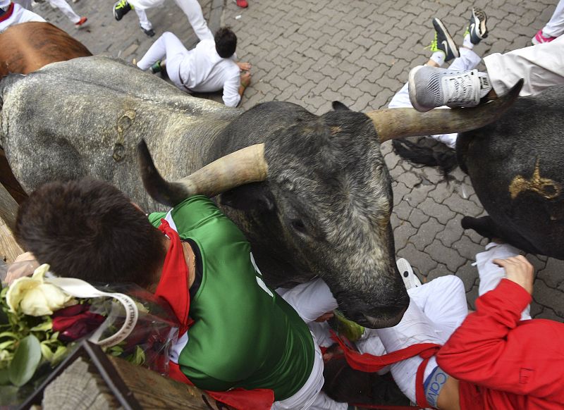 Mozos arrollados casi en el callejón Los astados de Miura se han empotrado contra el vallado derecho del recorrido arrastrando a un grupo de corredores en el último encierro de San Fermín 2017