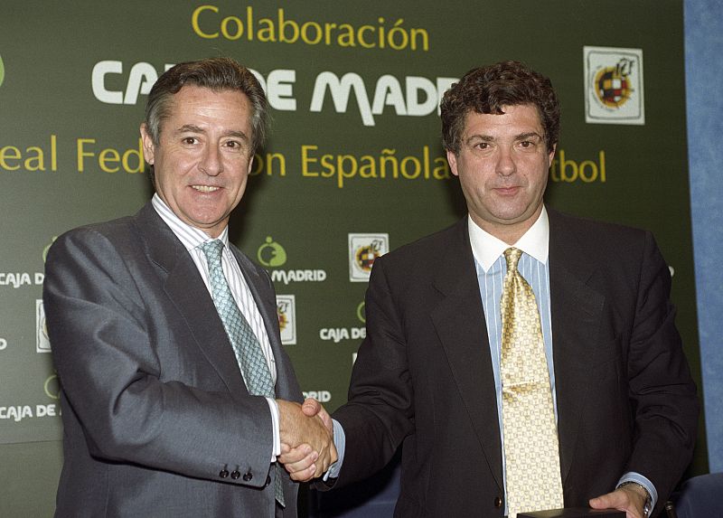 Miguel Blesa, junto al presidente de la RFEF, Ángel María Villar, en 1997