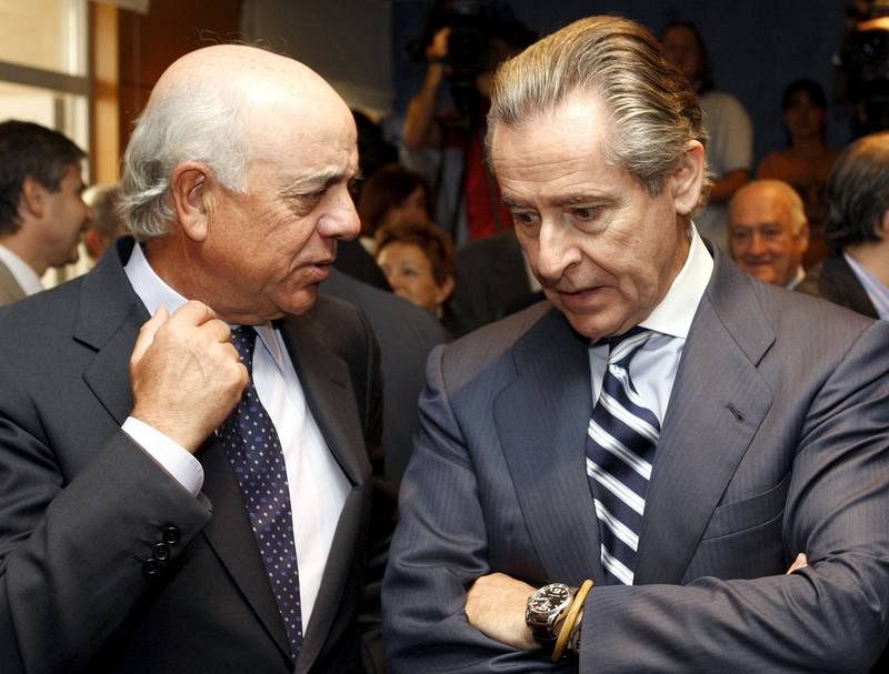El expresidente de Caja Madrid saluda al presidente del BBVA, Francisco González