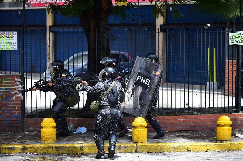 Varios efectivos antidisturbios se agrupan durante las protestas en Caracas