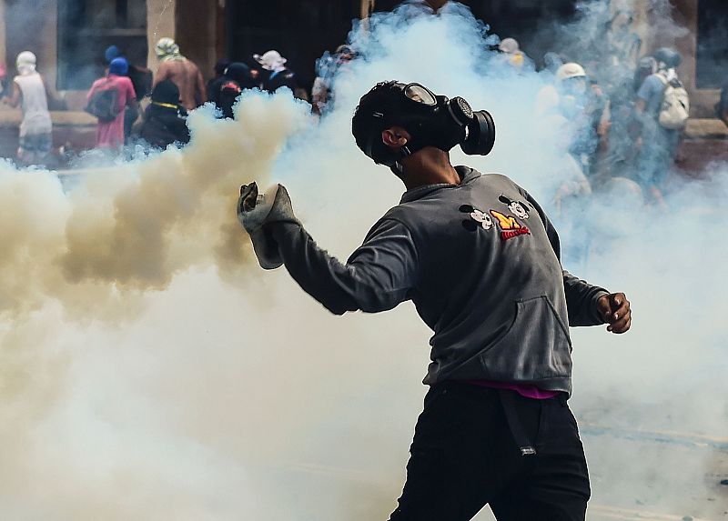 Los manifestantes lanzan cóctel molotov contra la policía en Caracas.