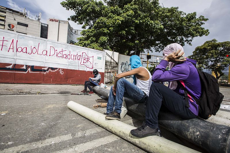 Miles de manifestantes toman las calles de la capital venezolana en una jornada de huelga general contra el gobierno de Maduro.