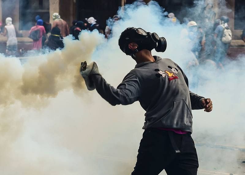 Los manifestantes lanzan cóctel molotov contra la policía en Caracas. 
