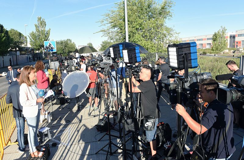 Diversos medios de comunicación en los alrededores de la Audiencia Nacional
