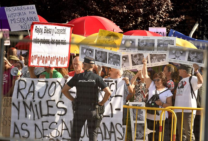 Diversos carteles en referencia a la trama Gürtel