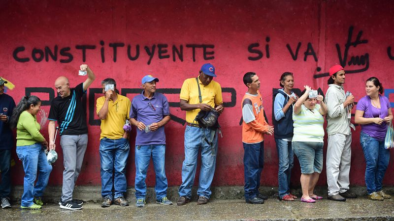 Venezolanos forman una fila para depositar su voto la mañana del domingo.