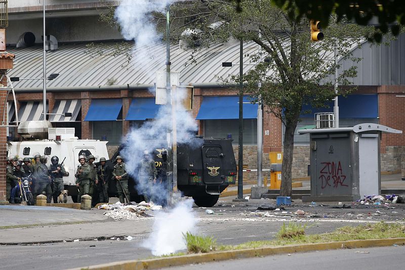 Las fuerzas del Gobierno disparan gases lacrimógenos en Caracas