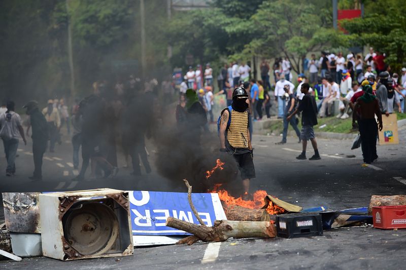 Opositores montando barricadas en Caracas