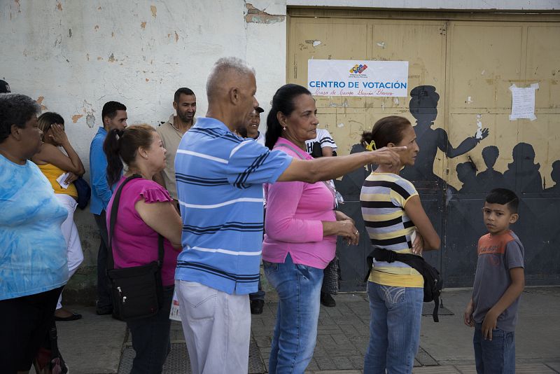 Ciudadanos asisten a votar en el centro de Mamera, en Caracas