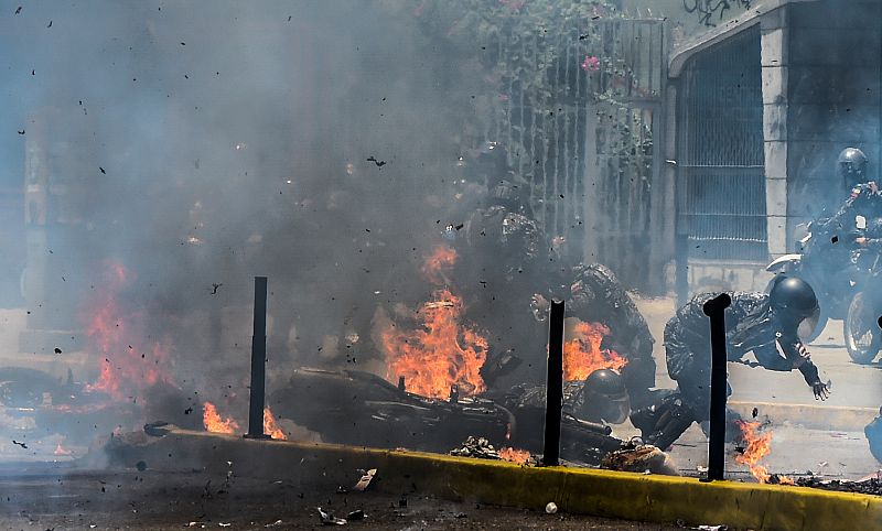 Un agente resulta herido tras la explosión de un artefacto explosivo al paso de las motos de la Policía Nacional Bolivariana en la plaza de Altamira de Caracas.
