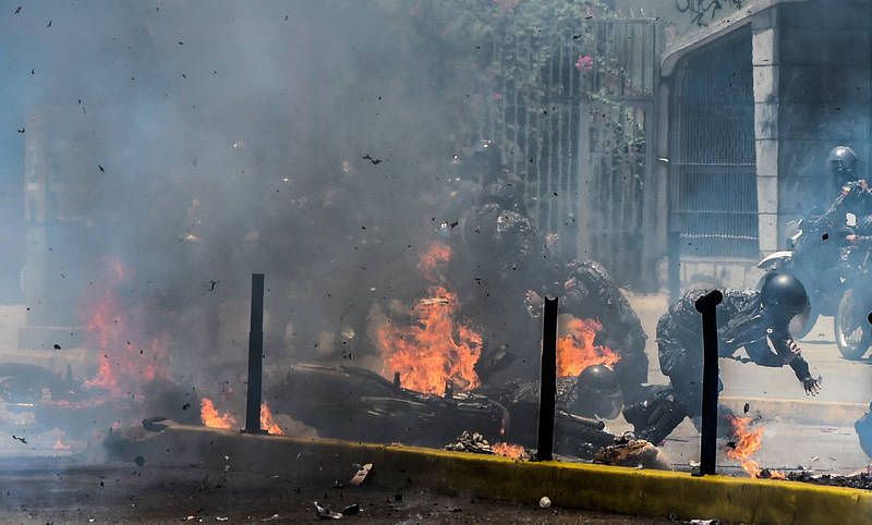 Un agente resulta herido tras la explosión de un artefacto explosivo al paso de las motos de la Policía Nacional Bolivariana en la plaza de Altamira de Caracas.