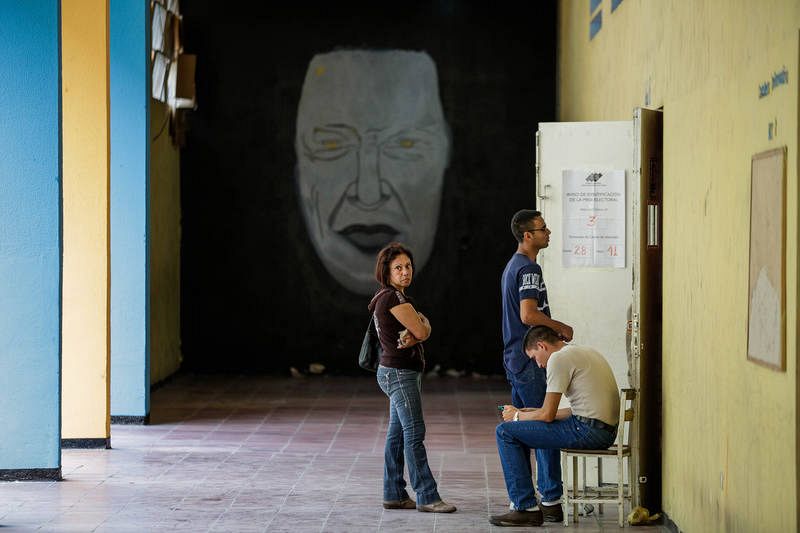 Ciudadanos asisten a votar durante las elecciones de la Asamblea Nacional Constituyente en Caracas.