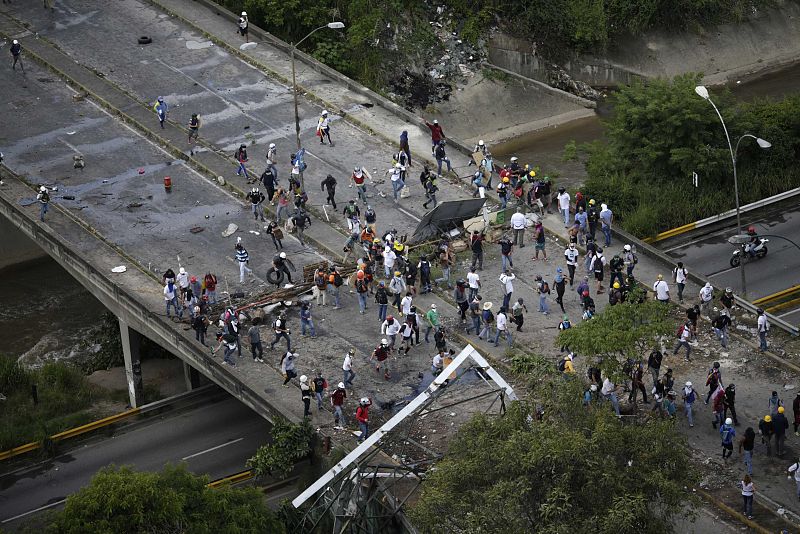 Manifestantes montan una barricada para contener a las fuerzas de seguridad gubernamentales en Caracas