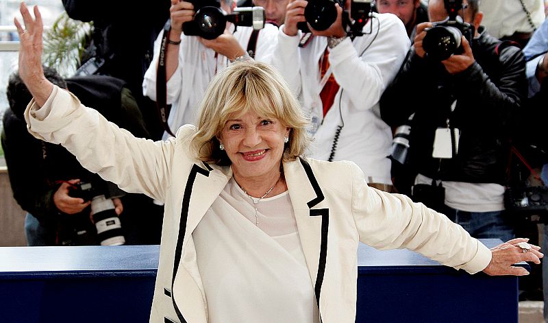 FILE PHOTO - Actress Moreau waves during a photocall for French director Ozon's film "Le Temps Qui Reste" in Cannes