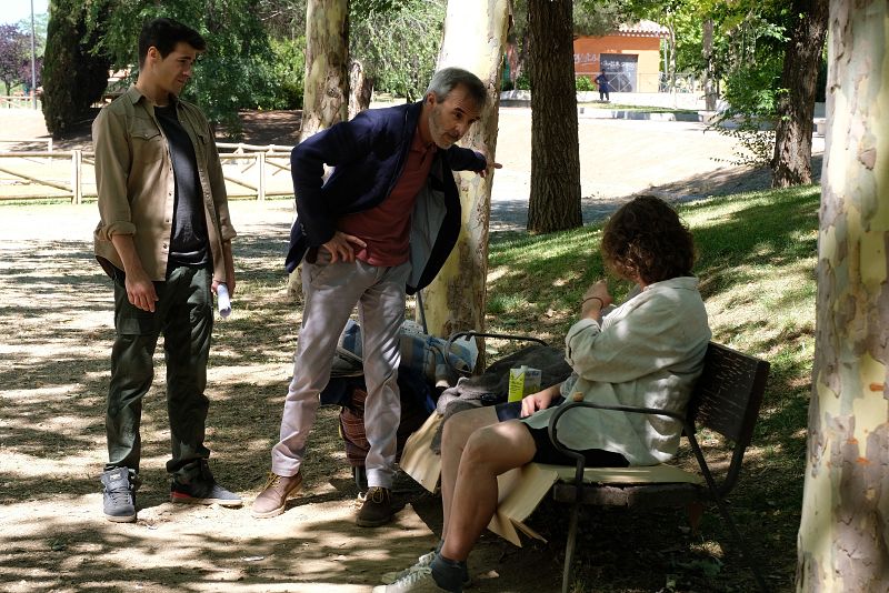 ¿Qué le preguntarán Elías y Rober a esa mujer?