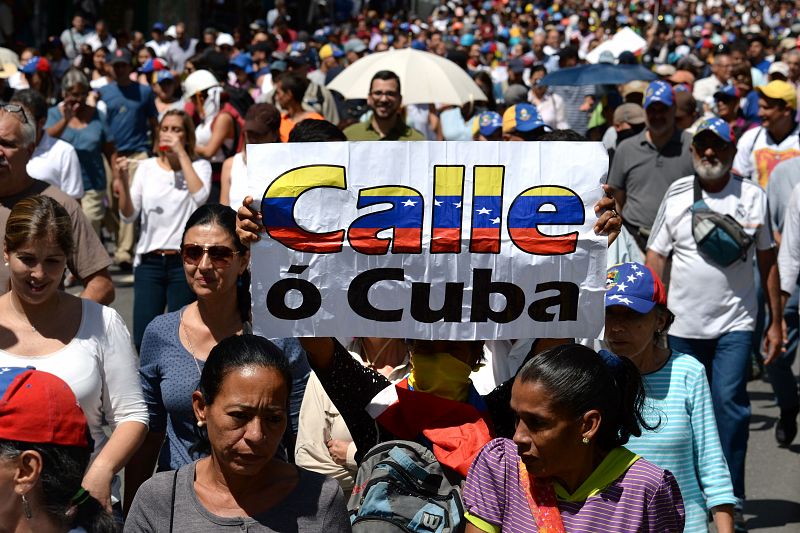 'Calle o Cuba' reza una pancarta de los manifestantes contra Maduro
