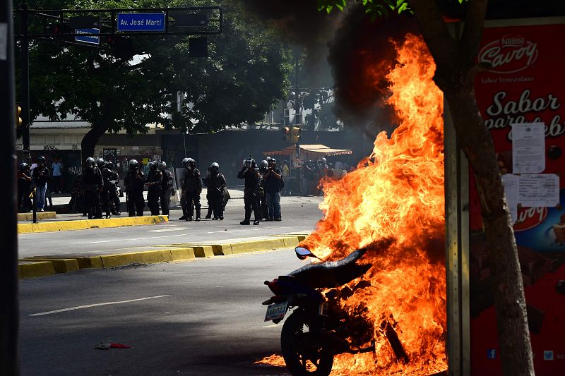 Las motocicletas de la policía arden en Caracas