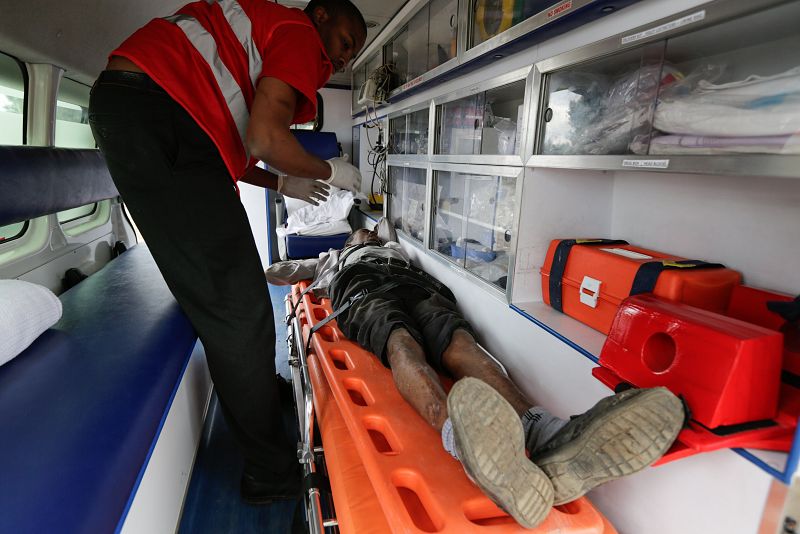 Una ambulancia atiende a un manifestante herido