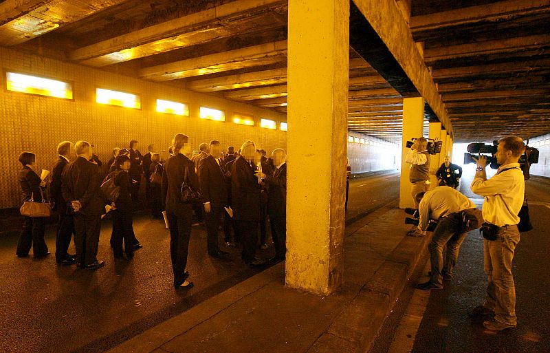Investigadores británicos y franceses examinan el interior del túnel del Pont de l'Alma, en París