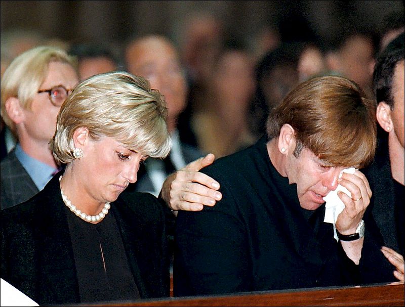 Diana de Gales y Elton John en el funeral de Gianni Versace