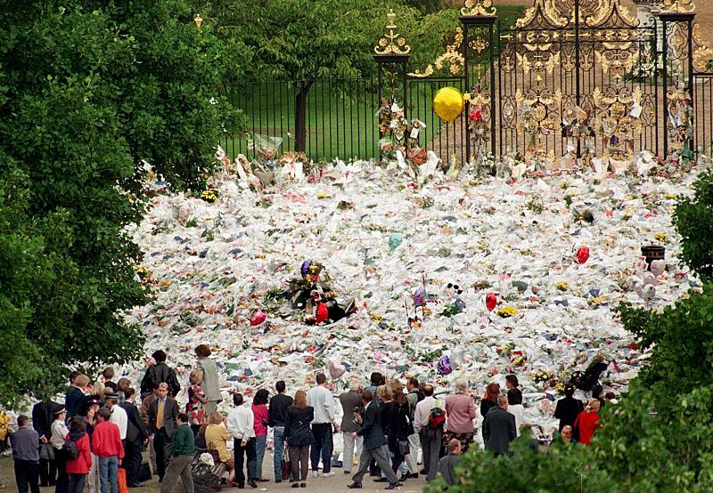 Miles de flores rodean el palacio de Kensington, residencia de Lady Di, el día de su funeral