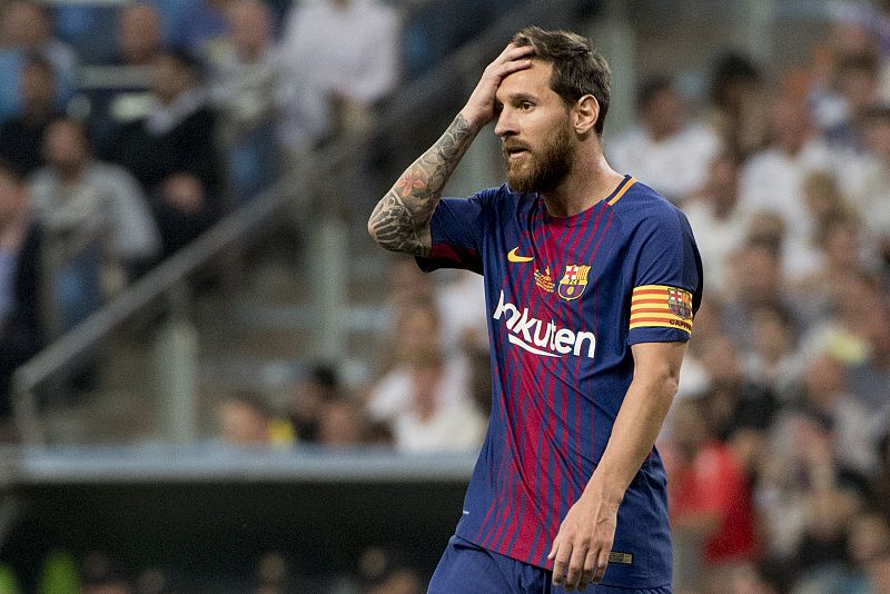 El argentino Leo Messi se lamenta tras estrellar el balón en el larguero.
