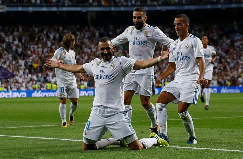 Benzema celebra con su afición el segundo gol.