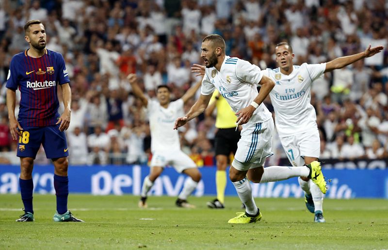 Karim Benzema (c) celebra su gol, segundo del equipo durante el partido de vuelta de la Supercopa.