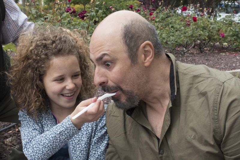 La pequeña Bea dándole de comer a su padre