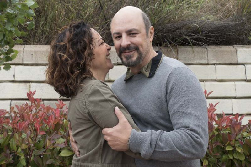 Laura en actitud cariñosa con su marido