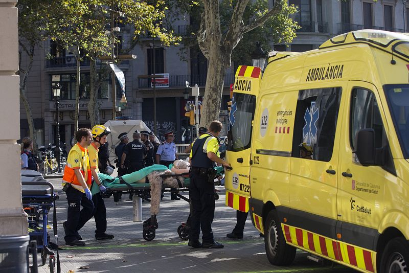 UNA FURGONETA ATROPELLA A VARIAS PERSONAS EN LAS RAMBLAS DE BARCELONA