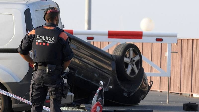 Un policía custodia el coche implicado en el atropello de Cambrils.