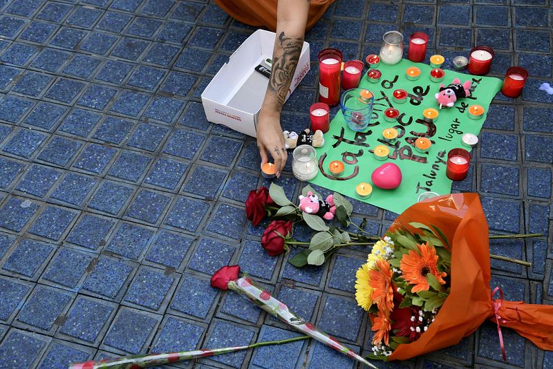 Un cartel recuerda a los fallecidos en el lugar donde la furgoneta atropelló a casi un centenar de personas