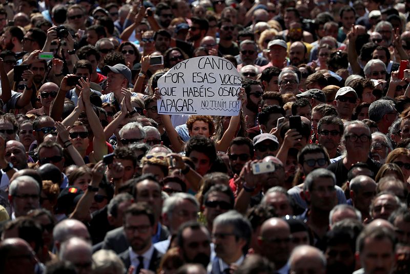 Miles de personas han condenado el terrorismo en Cataluña
