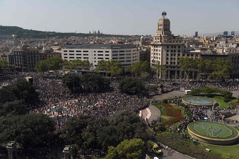 Vista aérea del centro de Barcelona en el minuto de silencio contra los atentados en Cataluña