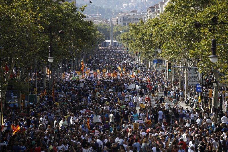 Miles de personas se reunen en el Paseo de Gracia de Barcelona para manifestarse en contra del doble atentado yihadista en Cataluña