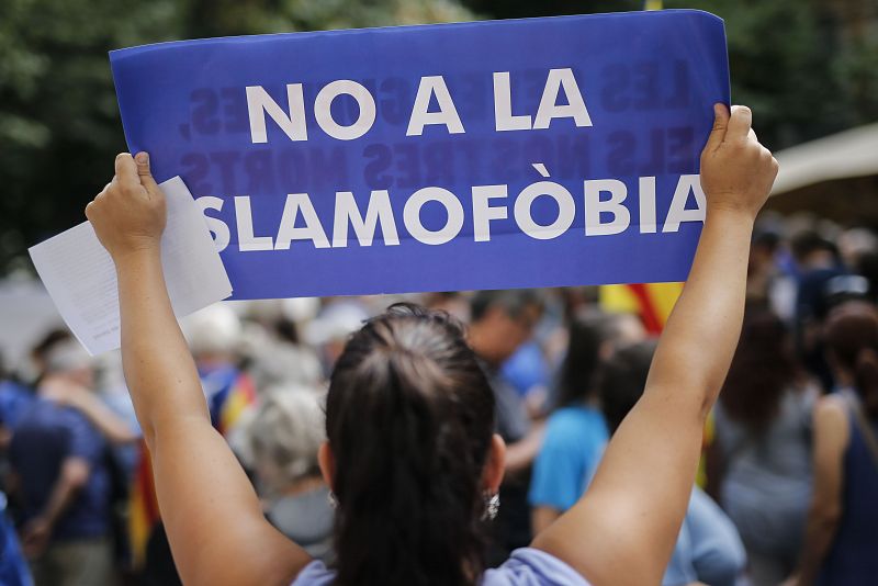 Una mujer sujeta un cartel con el lema en catalán "No a la islamofobia" en la manifestación contra el terrorismo.