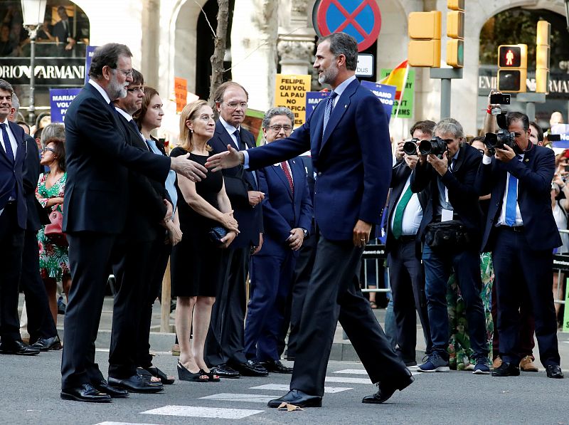 El Rey Felipe VI saluda a Mariano Rajoy a su llegada a la manifestación en contra del terrorismo que recorre el Paseo de Gracia en Barcelona.