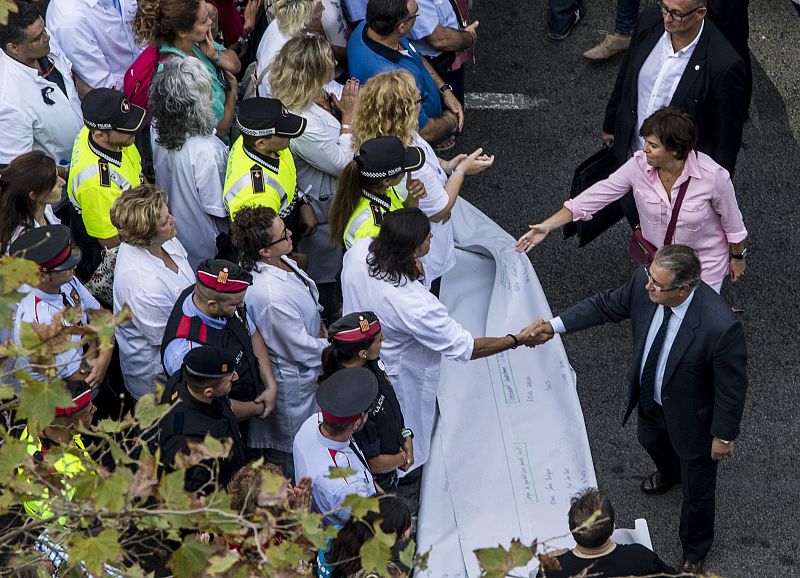 El ministro del Interior, Juan Ignacio Zoido (d), junto a la vicepresidenta del Gobierno, Soraya Sáenz de Santamaría (2d), saludan a los representantes de cuerpos de seguridad, emergencias y de entidades vecinales y ciudadanas.