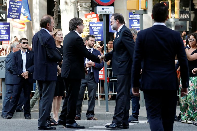 Mariano Rajoy saluda al presidente de la Generalitat, Carles Puigdemont, a su llegada a la manifestación de Barcelona.
