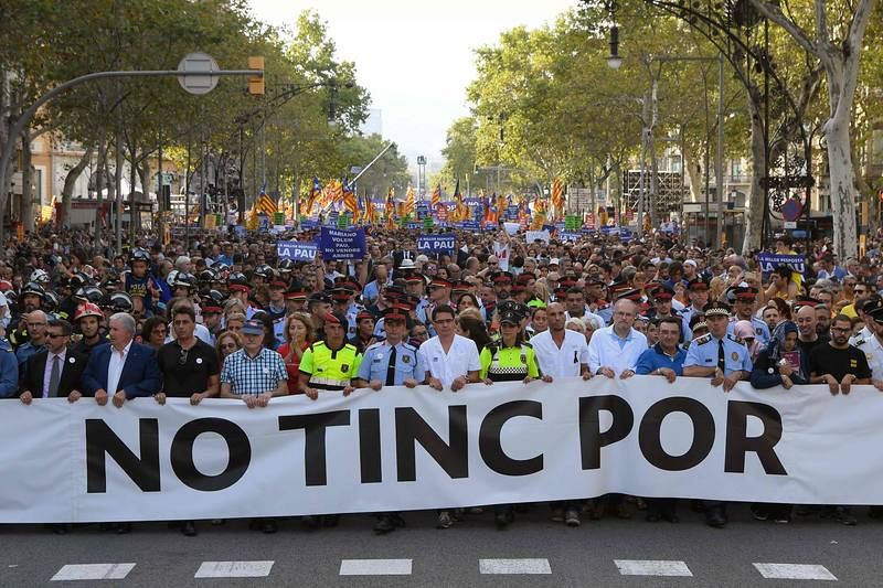  Representantes de los equipos de rescate, policía, personal sanitario y ciudadanos lideran la cabecera de la manifestación y sostienen el cartel con la frase "No tinc por" (No tengo miedo).