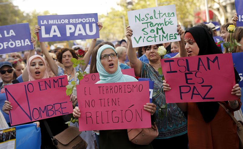 Mujeres musulmanas portan pancartas con mensajes como "No en mi nombre", "El terrorismo no tiene religión" e "Islam es paz"