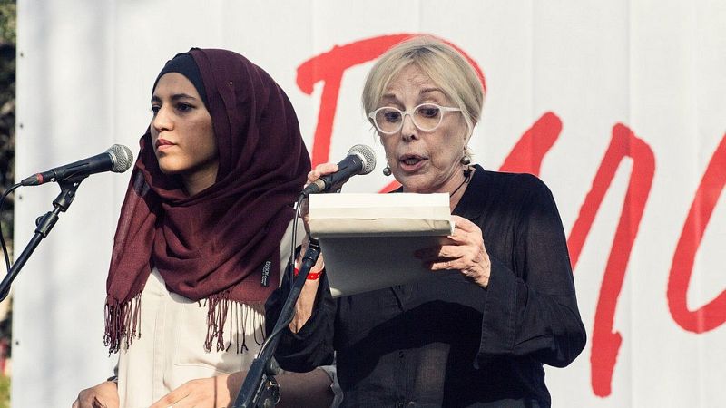La actriz Rosa María Sardá y la portavoz de la fundación Ibn Battuta, Miriam Hatibi, durante la lectura del manifiesto que ha cerrado la manifestación en Barcelona