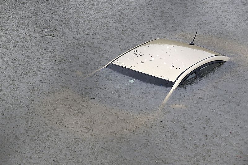 Un coche inundado en una carretera de Houston a causa del huracán Harvey