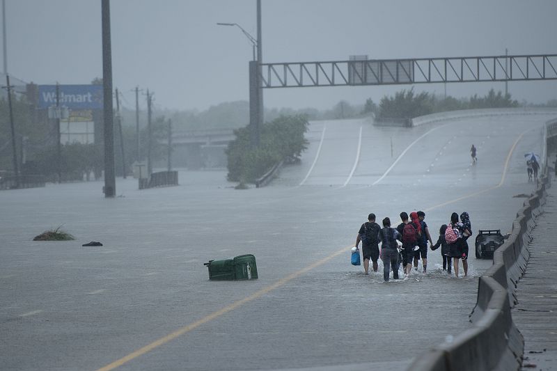 Diluvio en una carretera de Houston por el huracán Harvey
